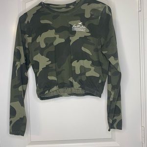 Crop camo long sleeve shirt